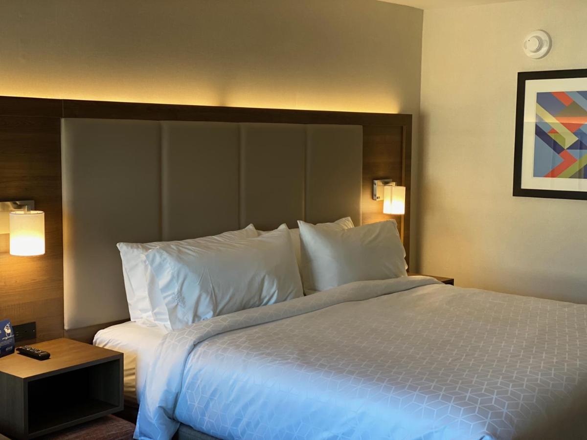 Express & Chatsworth By Ihg Hotel Los Angeles