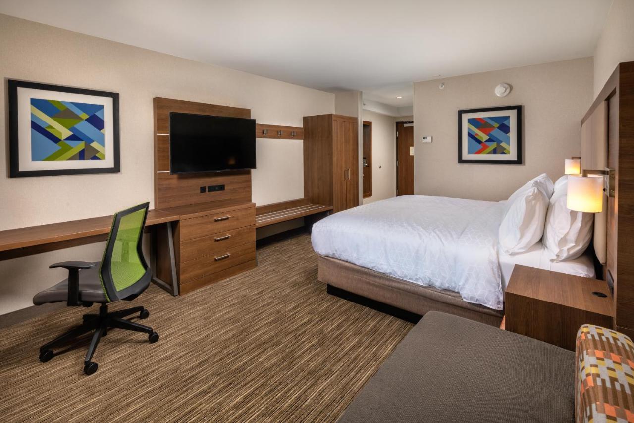 Express & Chatsworth By Ihg Hotel